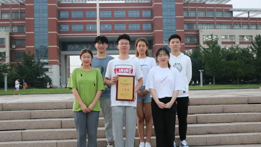 图片包含 建筑, 户外, 人, 站描述已自动生成 图片包含 建筑, 户外, 人, 站描述已自动生成